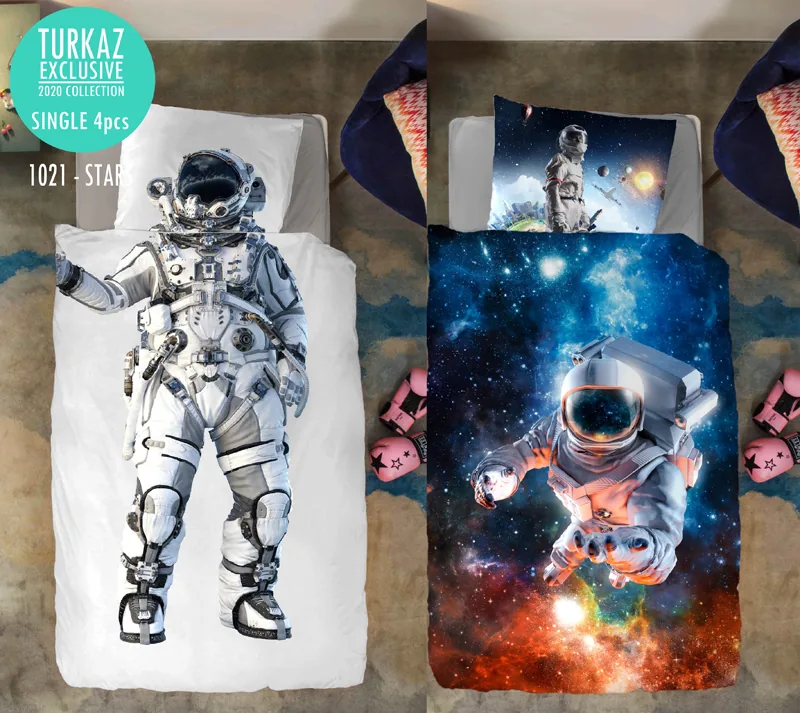 نمای دوتایی ست روتختی تک نفره ترکاز 1021 – دو طرح فضانورد با پس‌زمینه سفید و کهکشانی