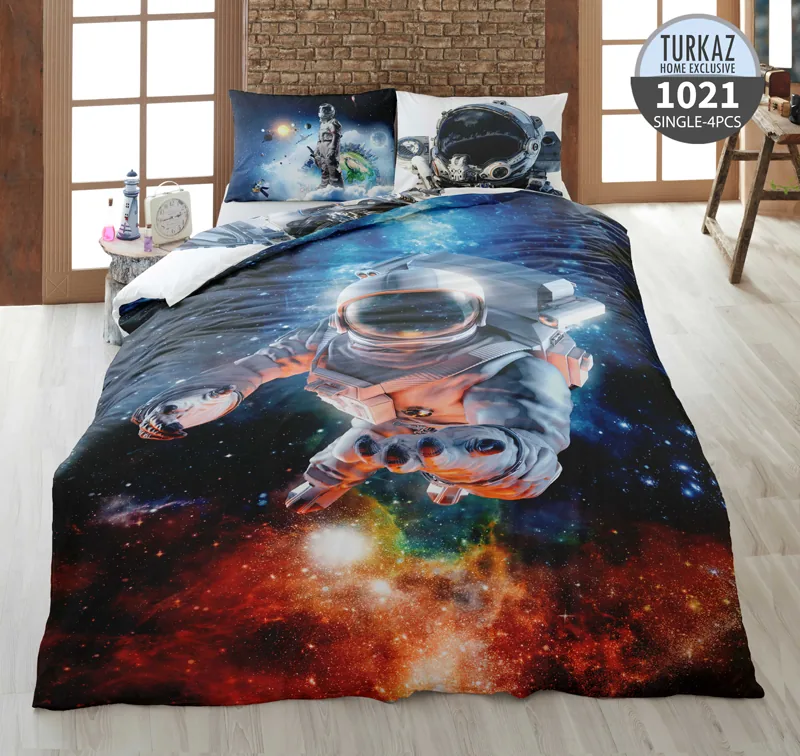 ست لحاف تک نفره ترکاز مدل 1021 – طرح فضانورد در کهکشان با رنگ‌های آبی، قرمز و نارنجی