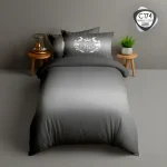 روتختی تکنفره اسپیر C174 طرح راهراه طوسی با نشان امبلم کلاسیک روی تخت