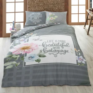 ست روتختی تک‌نفره ترکاز مدل 1073 – طرح Life is more beautiful with balayage، نمای رو و گل‌های ملایم