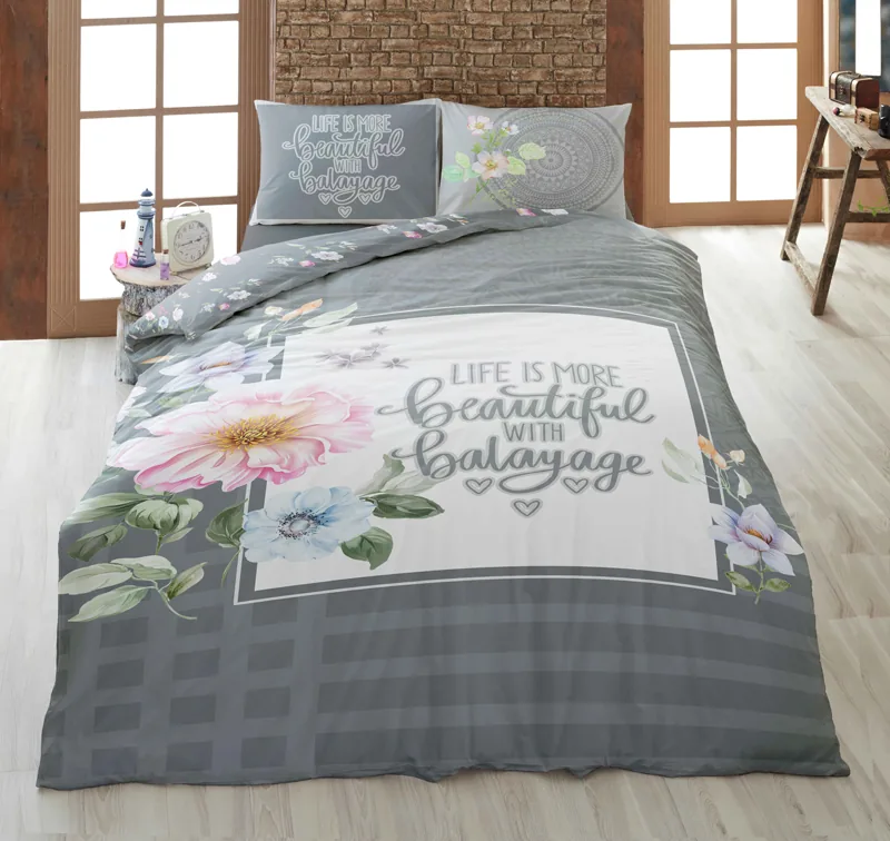 ست روتختی تک‌نفره ترکاز مدل 1073 – طرح Life is more beautiful with balayage، نمای رو و گل‌های ملایم